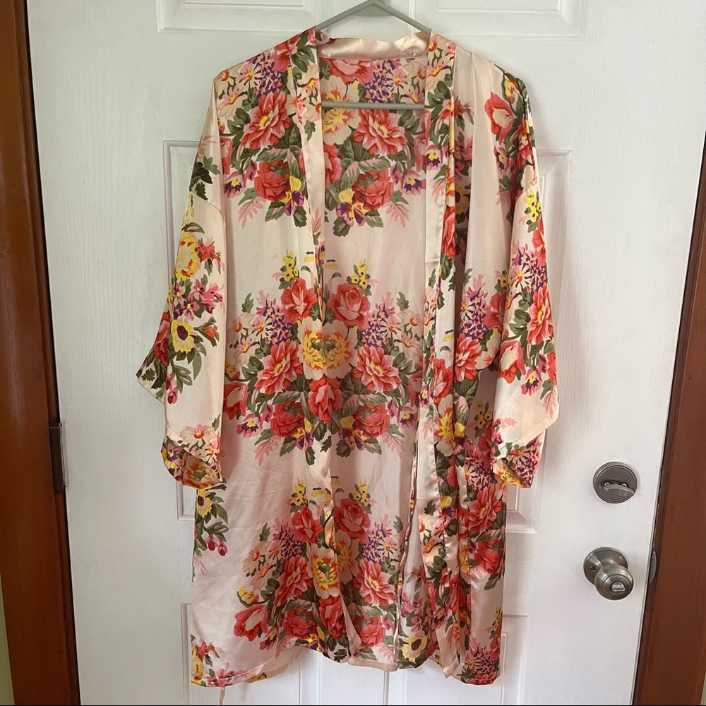 Lightweight floral dressing robe
